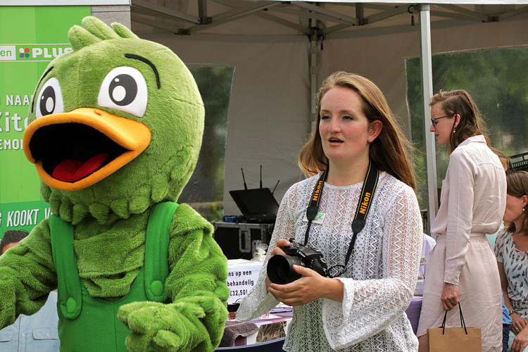 9-6-2018 - Proeverij in zomersfeer door de PLUS in Waarder_18